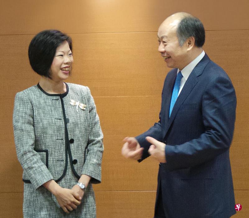 到新加坡访问的中国国家发展和改革委员会副主任王晓涛(右),昨天与贸工部兼文化、社区及青年部高级政务部长沈颖会面。(贸工部提供) 到新加坡访问的中国国家发展和改革委员会副主任王晓涛(右),昨天与贸工部兼文化、社区及青年部高级政务部长沈颖会面。(贸工部提供)