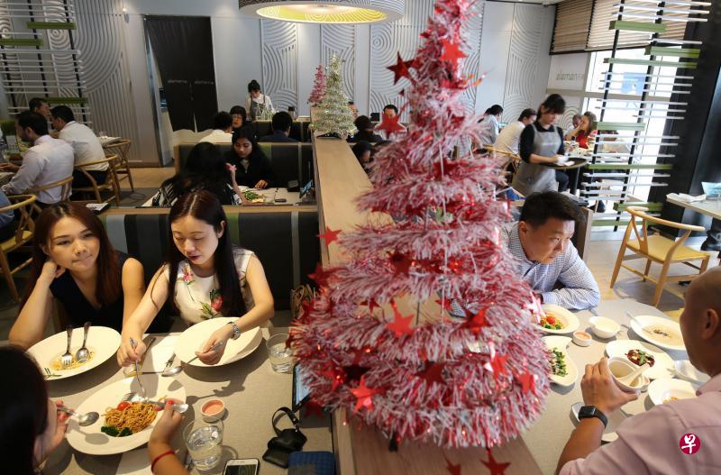 圣诞脚步逼近,有国人改在素食餐馆庆祝,元素素食馆也配合佳节推出特别圣诞套餐。 圣诞脚步逼近,有国人改在素食餐馆庆祝,元素素食馆也配合佳节推出特别圣诞套餐。