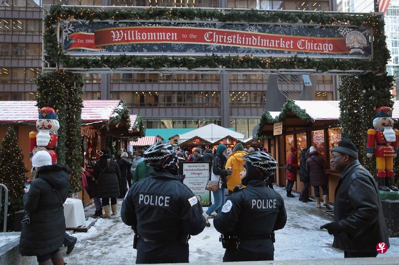芝加哥警方在当地一圣诞市场周围增加了巡警和自行车巡逻队。(法新社) 芝加哥警方在当地一圣诞市场周围增加了巡警和自行车巡逻队。(法新社)