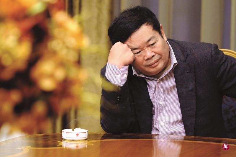 曹德旺在美国大手笔投资以及他对中国国内企业经营环境的抨击引发舆论热议。　　　　　　　　　　　　　　　　　　　　　　　　　　　　　　　（互联网）