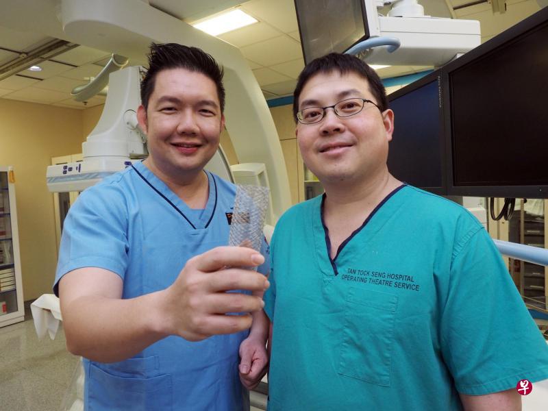 陈笃生医院潘威(左)和陈伟隆医生,为病情复杂、无法植入支架的主动脉瘤年长病患引进这种新式支架,解决治疗的障碍。(陈笃生医院提供) 陈笃生医院潘威(左)和陈伟隆医生,为病情复杂、无法植入支架的主动脉瘤年长病患引进这种新式支架,解决治疗的障碍。(陈笃生医院提供)