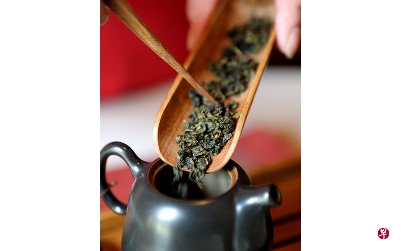 吃得太多,腹部不适,喝茶可助舒缓症状。(档案照) 吃得太多,腹部不适,喝茶可助舒缓症状。(档案照)