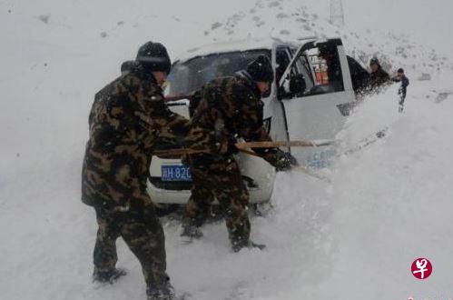 资料图:11月12日,路遇暴风雪20余车被困,新疆边防官兵驰援。(中新网) 资料图:11月12日,路遇暴风雪20余车被困,新疆边防官兵驰援。(中新网)