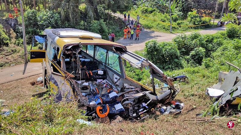 一辆马国快车今晨在南北大道麻坡一带发生车祸,酿14死16伤。(中国报) 一辆马国快车今晨在南北大道麻坡一带发生车祸,酿14死16伤。(中国报)