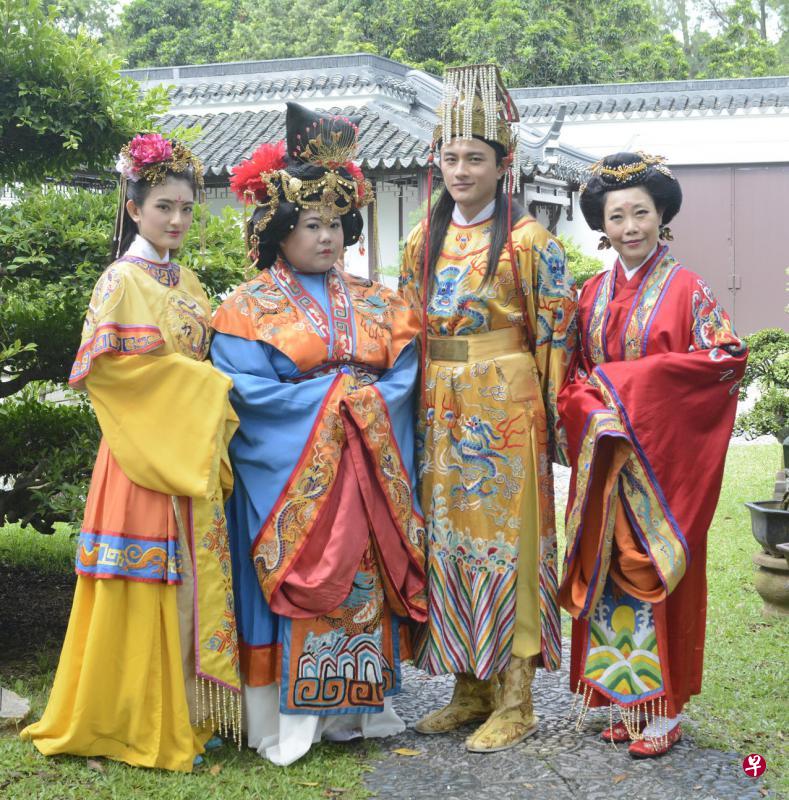 《小咖大作战》的临时演员有机会尝试不同造型,包括古装、神仙装、民初装、军装等。(新传媒提供) 《小咖大作战》的临时演员有机会尝试不同造型,包括古装、神仙装、民初装、军装等。(新传媒提供)