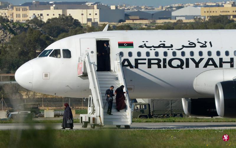 ▲遭骑劫的利比亚客机在马耳他降陆,大约两个半小时后,劫机者开始释放人质,空服员帮助一些乘客下机。右小图显示两名劫机者(左一与右三)最终走下飞机,向马耳他军方投降。(法新社∕路透社) ▲遭骑劫的利比亚客机在马耳他降陆,大约两个半小时后,劫机者开始释放人质,空服员帮助一些乘客下机。右小图显示两名劫机者(左一与右三)最终走下飞机,向马耳他军方投降。(法新社∕路透社)