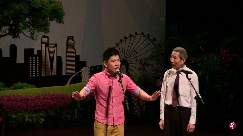 年轻相声演员孙雅欢(左)与资深相声演员杨世彬同台演出。 年轻相声演员孙雅欢(左)与资深相声演员杨世彬同台演出。