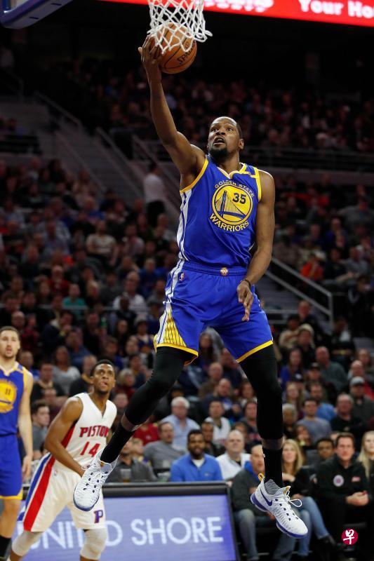 勇士前锋杜兰特(35号)跃起上篮得分。(法新社) 勇士前锋杜兰特(35号)跃起上篮得分。(法新社)