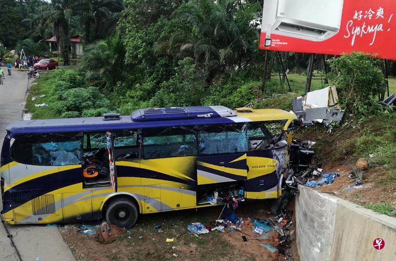 这辆从新山要开往吉隆坡的长途巴士周六凌晨3时在麻坡巴莪失控,冲下山沟,造成严重伤亡。三个消防分局派员到场救援,救援工作到上午7时才结束。(法新社) 这辆从新山要开往吉隆坡的长途巴士周六凌晨3时在麻坡巴莪失控,冲下山沟,造成严重伤亡。三个消防分局派员到场救援,救援工作到上午7时才结束。(法新社)