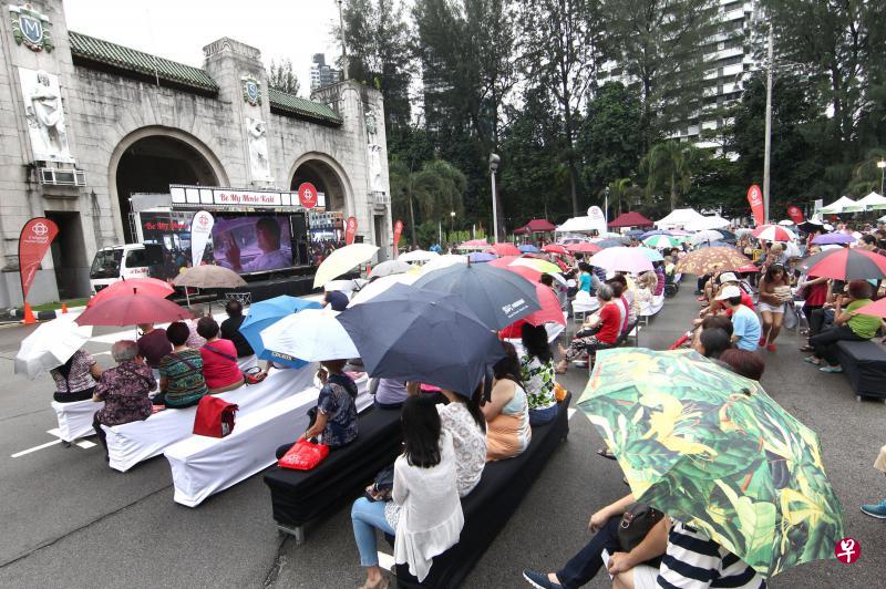 新加坡土地管理局今年6月与人民协会合作,在丹戎巴葛火车站举行户外电影放映会,吸引许多民众出席。(档案照片) 新加坡土地管理局今年6月与人民协会合作,在丹戎巴葛火车站举行户外电影放映会,吸引许多民众出席。(档案照片)