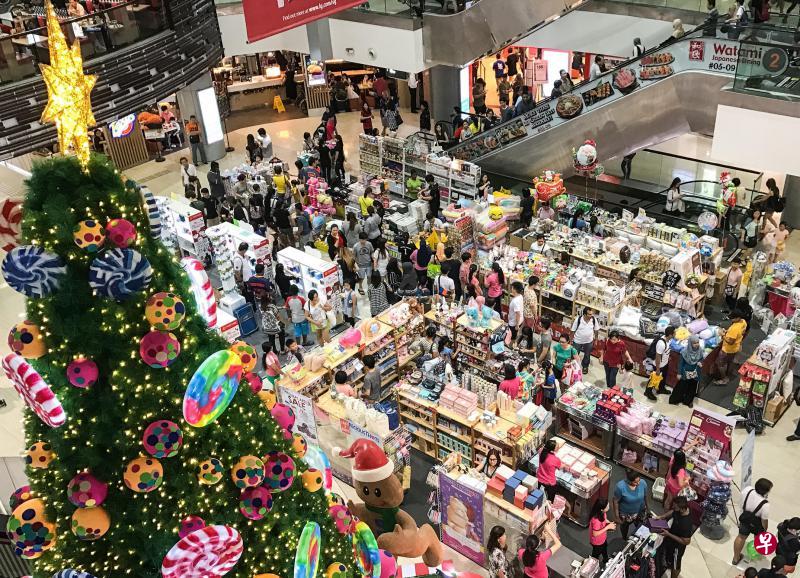 除了在乌节路购物,不少公众也到长堤坊的邻里商场选购礼物。商场内的圣诞装饰,让在场公众感受到浓浓的圣诞气息。(陈斌勤摄) 除了在乌节路购物,不少公众也到长堤坊的邻里商场选购礼物。商场内的圣诞装饰,让在场公众感受到浓浓的圣诞气息。(陈斌勤摄)