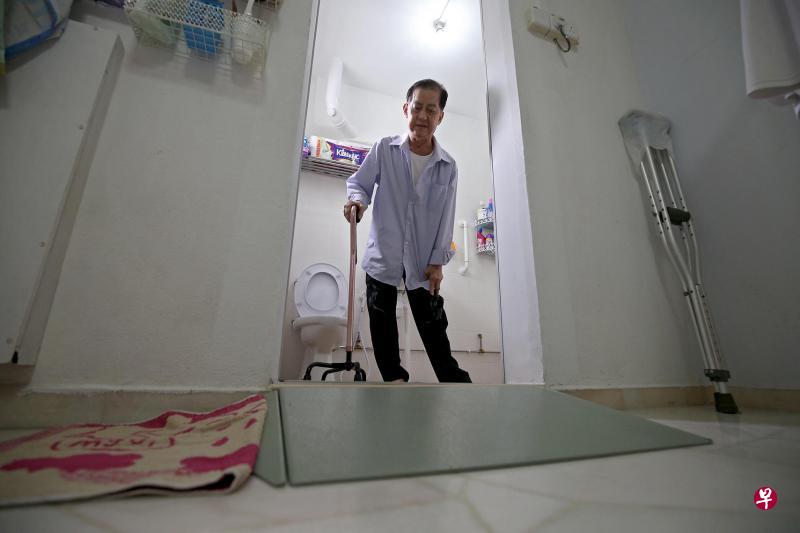 在乐龄易计划下,沈国钦家中的厕所门口安装了斜坡,厕所内也装上扶手,并为地砖做防滑处理,让脚力较弱的他能独自安全进出厕所。(叶振忠摄) 在乐龄易计划下,沈国钦家中的厕所门口安装了斜坡,厕所内也装上扶手,并为地砖做防滑处理,让脚力较弱的他能独自安全进出厕所。(叶振忠摄)