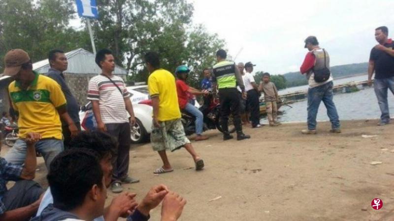 印尼媒体报道,警方在圣诞节挫败恐怖嫌疑人拟炸毁贾蒂卢胡水坝的阴谋后,吸引大批居民围观。(互联网) 印尼媒体报道,警方在圣诞节挫败恐怖嫌疑人拟炸毁贾蒂卢胡水坝的阴谋后,吸引大批居民围观。(互联网)