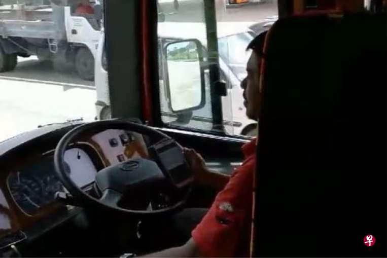 屏幕截图显示,马国这名司机在开车时使用手机。(星报) 屏幕截图显示,马国这名司机在开车时使用手机。(星报)