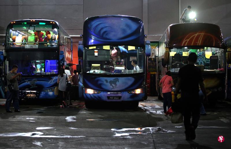 不少长途巴士是在晚上出发,为了乘客和司机的安全,司机必须要有充足的休息时间。(何家俊摄) 不少长途巴士是在晚上出发,为了乘客和司机的安全,司机必须要有充足的休息时间。(何家俊摄)