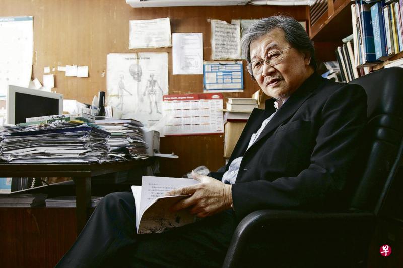 义气仔女蔡坚说年轻时大家叫他“坚哥”,后来改口叫“坚叔”,现在是“坚爷”。他其实还有另一个称号——“侠医”,在朋友圈中是出了名的义气仔女。 义气仔女蔡坚说年轻时大家叫他“坚哥”,后来改口叫“坚叔”,现在是“坚爷”。他其实还有另一个称号——“侠医”,在朋友圈中是出了名的义气仔女。