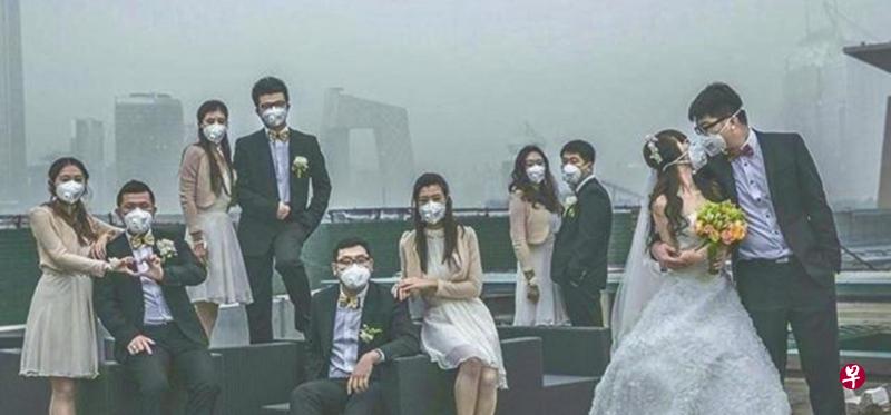 图片来自一位摄影师的微博。摄影师留言说：“这就是北京人的爱情，北京人的婚礼，北京人的雾霾……北京的孩子们，在用自己的方式表达着对这座城市的爱与无奈。”
