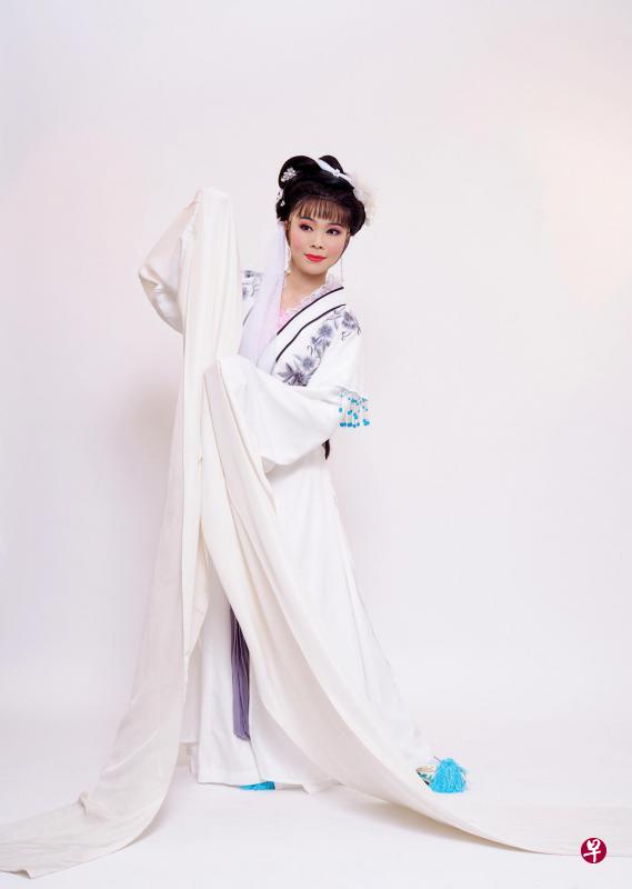 公务员林思宇扮演美丽的女鬼敫桂英,欲捉负心郎王魁。她除了要掌握复杂的感情戏,还要舞动6英尺水袖。(欣越苑提供) 公务员林思宇扮演美丽的女鬼敫桂英,欲捉负心郎王魁。她除了要掌握复杂的感情戏,还要舞动6英尺水袖。(欣越苑提供)