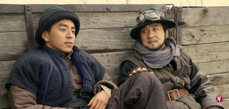 王大陆(左)客串抗日分子,成龙(右)阴差阳错成为游击队队长。 王大陆(左)客串抗日分子,成龙(右)阴差阳错成为游击队队长。