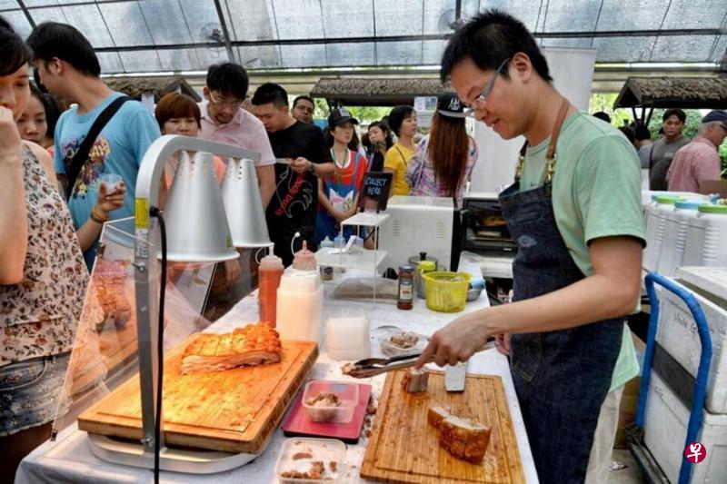 黄健峰参加由克兰芝田园协会举办的大型农夫市集,他和太太经营的烧肉摊位吸引长长人龙。(受访者提供) 黄健峰参加由克兰芝田园协会举办的大型农夫市集,他和太太经营的烧肉摊位吸引长长人龙。(受访者提供)