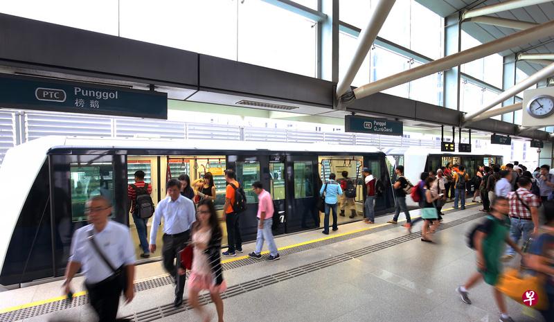 经测试后,榜鹅轻轨系统的双车厢列车在繁忙时段正式投入服务,提高了轻轨系统的客运量。(周柏荣摄) 经测试后,榜鹅轻轨系统的双车厢列车在繁忙时段正式投入服务,提高了轻轨系统的客运量。(周柏荣摄)