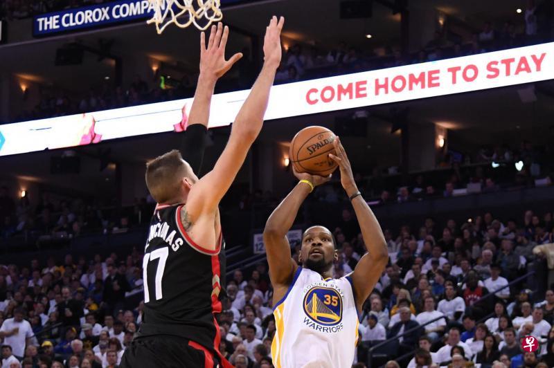 猛禽中锋瓦兰丘纳斯伸长双臂,尝试阻拦勇士前锋杜兰特得分。(今日美国) 猛禽中锋瓦兰丘纳斯伸长双臂,尝试阻拦勇士前锋杜兰特得分。(今日美国)