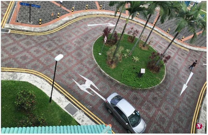 车辆从组屋停车场出来后,本该在单车道环形路口左转,却有许多车辆为抄捷径而违规右转。 车辆从组屋停车场出来后,本该在单车道环形路口左转,却有许多车辆为抄捷径而违规右转。