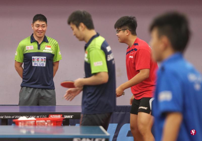 我国国家男队首号球员兼助理教练高宁(左一),在上午完成自己的训练后下午协助监督球员训练。(林国明摄) 我国国家男队首号球员兼助理教练高宁(左一),在上午完成自己的训练后下午协助监督球员训练。(林国明摄)