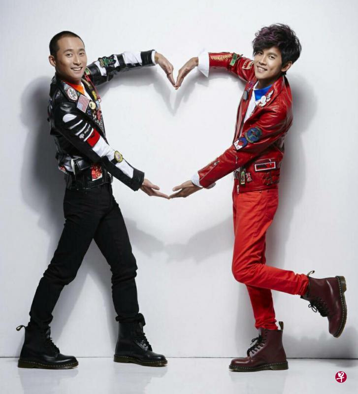 浩子(右)和阿翔合摆爱心姿势,表示“浩角翔起”不会解散。(面簿图) 浩子(右)和阿翔合摆爱心姿势,表示“浩角翔起”不会解散。(面簿图)