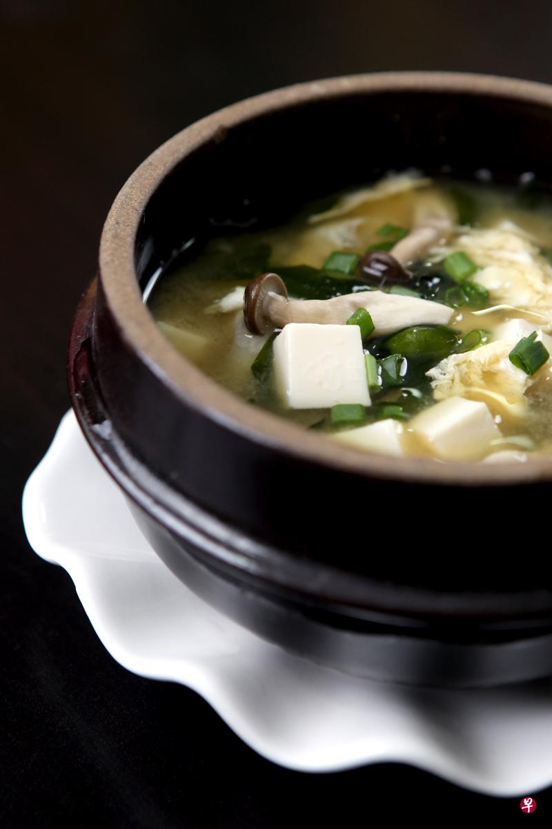 豆腐韭葱味噌汤含有益生菌和益生元。(档案照) 豆腐韭葱味噌汤含有益生菌和益生元。(档案照)