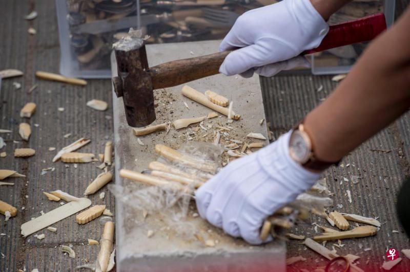 北京警方2015年5月29日在一场公开销毁象牙的宣传活动中,将非法象牙制品打成粉末,展示取缔国内象牙贸易的决心。(法新社) 北京警方2015年5月29日在一场公开销毁象牙的宣传活动中,将非法象牙制品打成粉末,展示取缔国内象牙贸易的决心。(法新社)