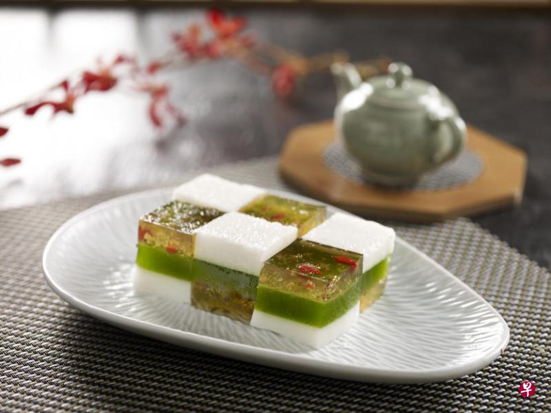 《联合早报》将在“新春报喜幸运抽奖”活动送出价值100元的乐天经典餐饮礼券,让幸运的读者品尝三色桂花班兰糕(左图)及砂煲锅香豆腐虾球等多道南洋风味菜色。(乐天餐饮集团提供) 《联合早报》将在“新春报喜幸运抽奖”活动送出价值100元的乐天经典餐饮礼券,让幸运的读者品尝三色桂花班兰糕(左图)及砂煲锅香豆腐虾球等多道南洋风味菜色。(乐天餐饮集团提供)