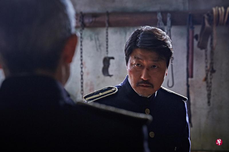 宋康昊在《密探》演出李正澈必须说日语。(华纳电影提供) 宋康昊在《密探》演出李正澈必须说日语。(华纳电影提供)