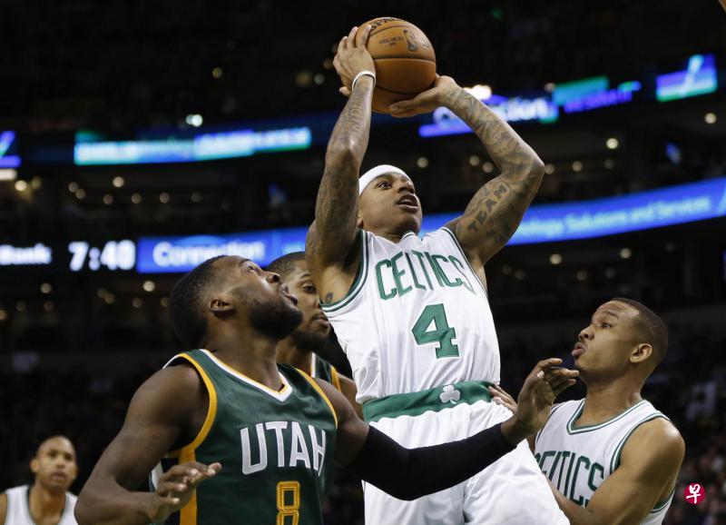 凯尔特人控卫托马斯跳投,爵士后卫马克(左)来不及阻挡。(今日美国) 凯尔特人控卫托马斯跳投,爵士后卫马克(左)来不及阻挡。(今日美国)