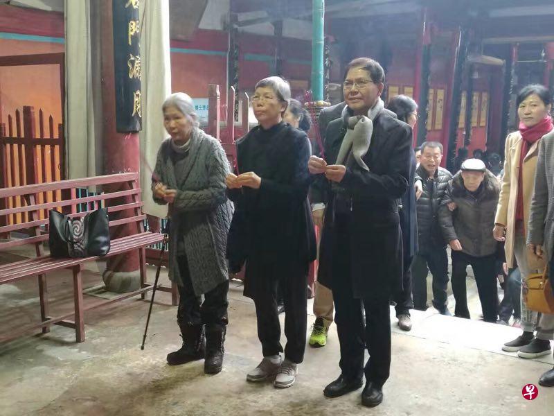 (从右至左)连士升子女连亮思、连文思和连仁思在中国福建福安秦溪连氏先祠祭拜。 (从右至左)连士升子女连亮思、连文思和连仁思在中国福建福安秦溪连氏先祠祭拜。