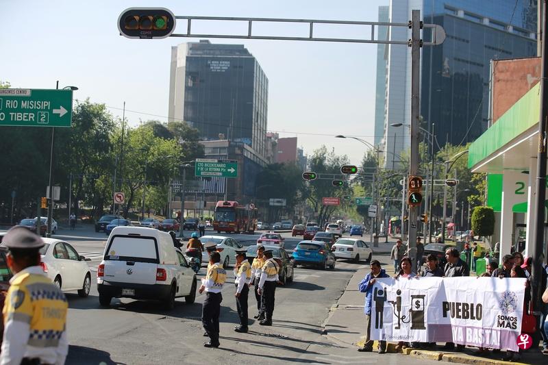 墨西哥民众在墨西哥城一加油站外,抗议调涨汽油价。(彭博社)
墨西哥民众在墨西哥城一加油站外,抗议调涨汽油价。(彭博社)