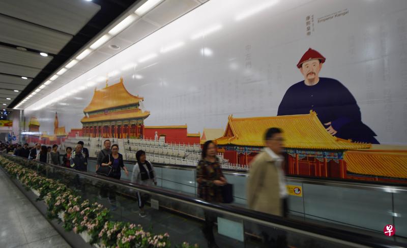 香港市民今天从港铁中环站一幅“故宫全接触”计划海报前走过。此计划包括展览、讲座、工作坊、交流团等活动,将持续至今年7月,目的是让更多香港市民认识故宫,了解中国传统文化的精粹和现代意义。(新华社) 香港市民今天从港铁中环站一幅“故宫全接触”计划海报前走过。此计划包括展览、讲座、工作坊、交流团等活动,将持续至今年7月,目的是让更多香港市民认识故宫,了解中国传统文化的精粹和现代意义。(新华社)