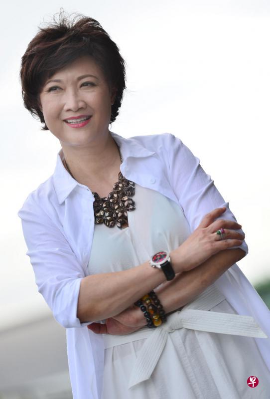 洪慧芳笑说自己也是“运输员”,会帮林湘萍带一大箱“不明物件”去台北。(联合晚报图) 洪慧芳笑说自己也是“运输员”,会帮林湘萍带一大箱“不明物件”去台北。(联合晚报图)