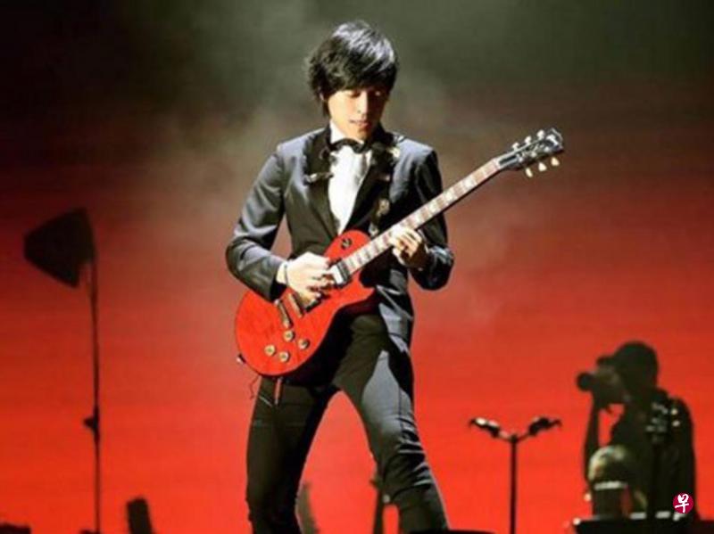 台上的怪兽是帅气的吉他手,是尽责的团长,台下的他却是一个悲伤的儿子。(网络图) 台上的怪兽是帅气的吉他手,是尽责的团长,台下的他却是一个悲伤的儿子。(网络图)