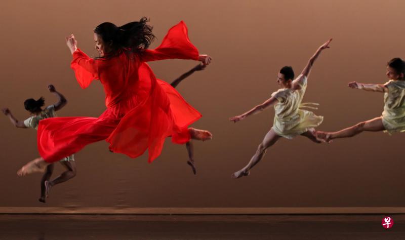 金星(红衣者)演出现代舞《海上探戈》。 金星(红衣者)演出现代舞《海上探戈》。