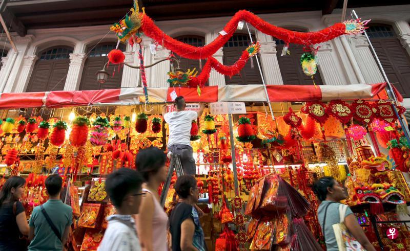 牛车水年货市场昨天开业,一些公众赶在第一天就来选购洋溢着喜庆气氛的农历新年装饰品。(萧紫薇摄) 牛车水年货市场昨天开业,一些公众赶在第一天就来选购洋溢着喜庆气氛的农历新年装饰品。(萧紫薇摄)