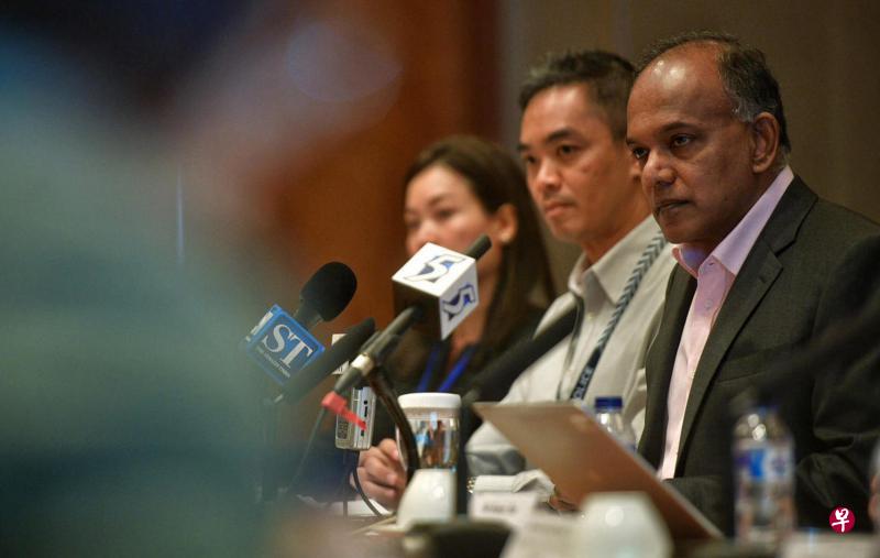 内政部长兼律政部长尚穆根(右)昨天宣布新的适当成年人计划,借由受训义工的角色,在警方问话的过程中,照顾青少年嫌犯的感受。(海峡时报) 内政部长兼律政部长尚穆根(右)昨天宣布新的适当成年人计划,借由受训义工的角色,在警方问话的过程中,照顾青少年嫌犯的感受。(海峡时报)