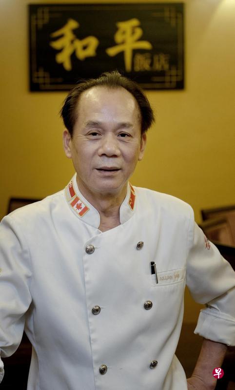 中餐馆和平宴的老板兼主厨谭国辉,当年率先在本地推出鲍鱼海味盆菜。(曾坤顺摄影) 中餐馆和平宴的老板兼主厨谭国辉,当年率先在本地推出鲍鱼海味盆菜。(曾坤顺摄影)