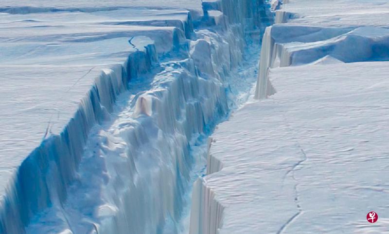 2016年11月中旬,美国宇航局飞机(小图)在南极半岛上空中拍摄到拉森C冰架出现的大裂缝。科学家发现裂缝的长度、深度和宽度近来都加速扩大,可能不久将分裂出一个大冰山。(互联网) 2016年11月中旬,美国宇航局飞机(小图)在南极半岛上空中拍摄到拉森C冰架出现的大裂缝。科学家发现裂缝的长度、深度和宽度近来都加速扩大,可能不久将分裂出一个大冰山。(互联网)