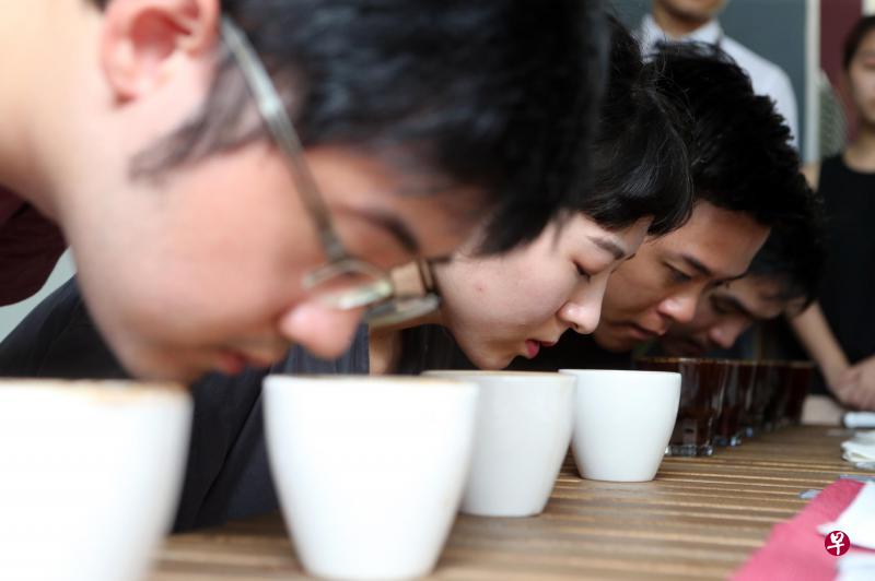 本地咖啡馆举行免费杯测活动。用鼻子接近杯子,慢慢地吸入香气是咖啡杯测的步骤之一。 本地咖啡馆举行免费杯测活动。用鼻子接近杯子,慢慢地吸入香气是咖啡杯测的步骤之一。