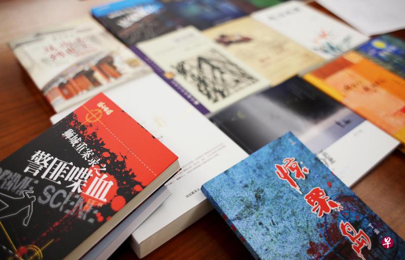 早报书选接纳各种文体,工作小组在初选时选了15部本地出版的华文作品。 早报书选接纳各种文体,工作小组在初选时选了15部本地出版的华文作品。