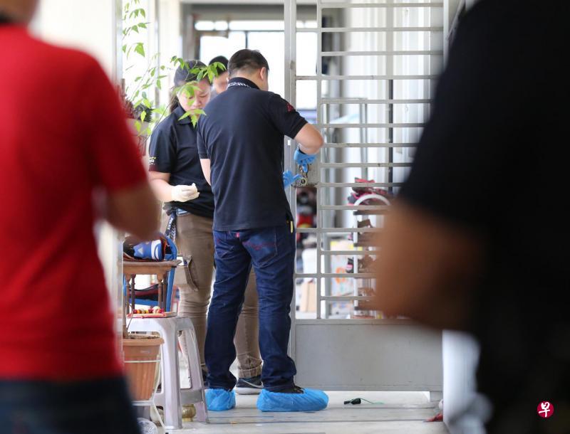武吉班让区一组屋单位昨早发生伤人案,警方封锁现场约三小时进行取证调查。(联合晚报) 武吉班让区一组屋单位昨早发生伤人案,警方封锁现场约三小时进行取证调查。(联合晚报)