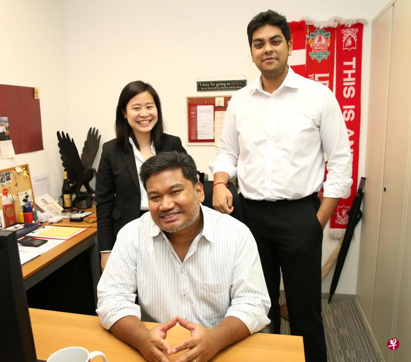 苏尼尔(前)和苏峇士独子苏杰、女徒弟严贤婷目前都在同一间律师楼工作。 苏尼尔(前)和苏峇士独子苏杰、女徒弟严贤婷目前都在同一间律师楼工作。