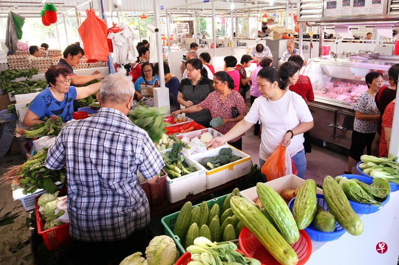 湿巴刹摊贩营业时须展示售价,但由于货品市价每日波动,并非所有人都遵循条例。国家环境局正探讨让摊主在展示售价时有更大灵活度。(周柏荣摄) 湿巴刹摊贩营业时须展示售价,但由于货品市价每日波动,并非所有人都遵循条例。国家环境局正探讨让摊主在展示售价时有更大灵活度。(周柏荣摄)