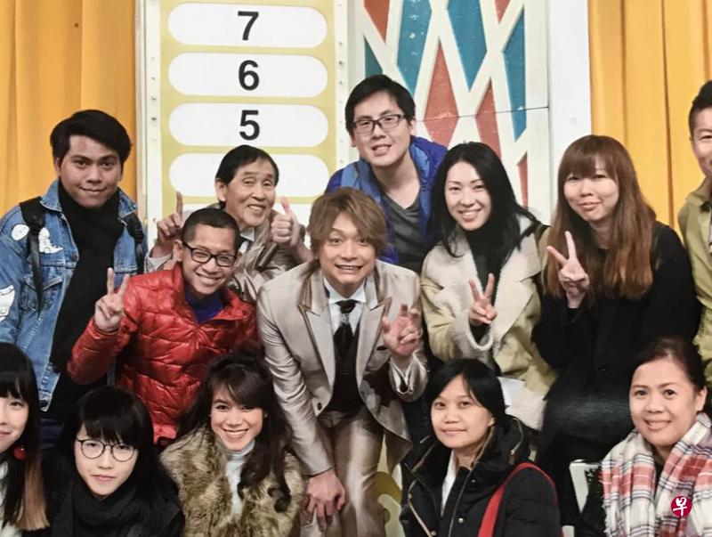 作者(后排右)及各国媒体与《超级变变变》主持人萩本钦一(后排左)、香取慎吾(中)合影。(作者提供) 作者(后排右)及各国媒体与《超级变变变》主持人萩本钦一(后排左)、香取慎吾(中)合影。(作者提供)